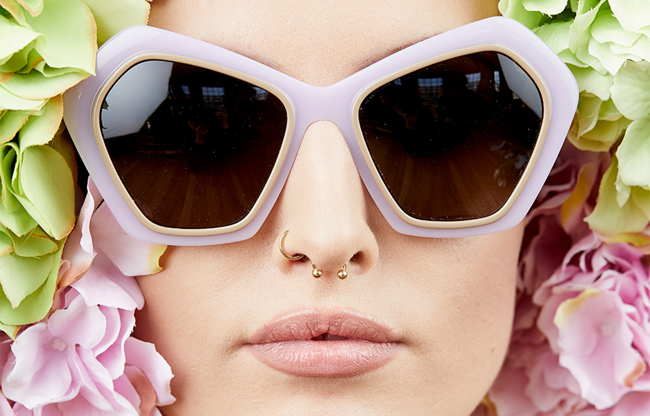 Link zur Brillenfassungen Unterseite - Bild von Frau mit Sonnenbrille